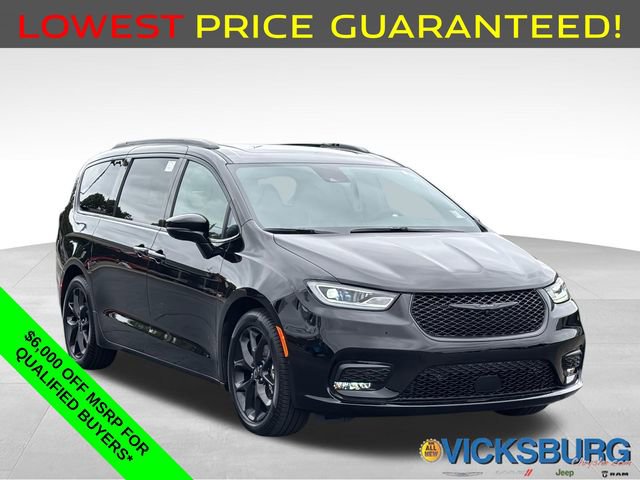 New 2026 Chrysler Pacifica Limited w/ Uconnect Theater Family Group