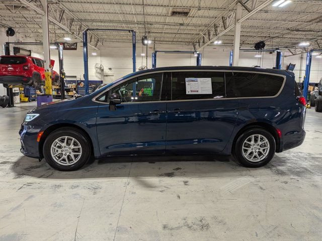 Used 2025 Chrysler Pacifica Select FWD image 7