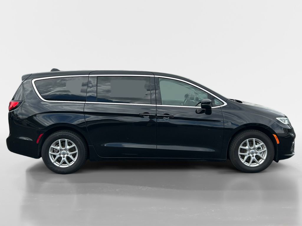 Used 2023 Chrysler Pacifica Touring-L FWD image 6