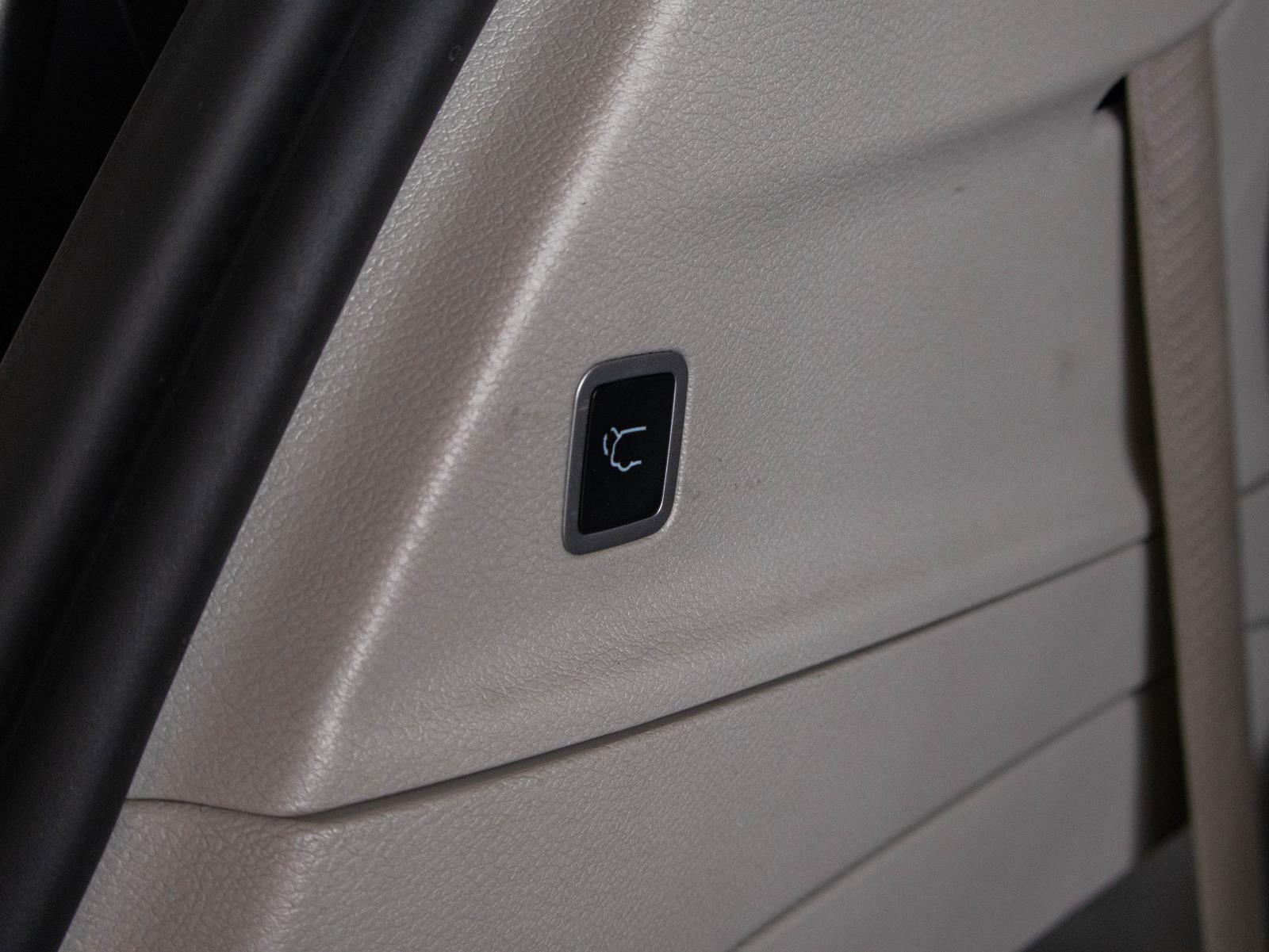 Used 2023 Chrysler Pacifica Touring-L FWD image 24