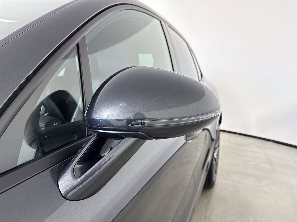 Certified 2025 Porsche Macan image 12