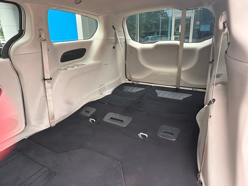 Used 2023 Chrysler Pacifica Touring-L FWD image 33