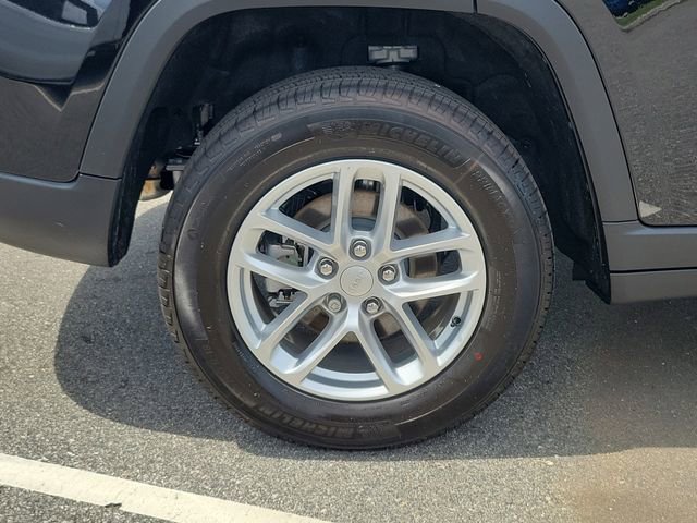 Used 2026 Jeep Grand Cherokee Laredo X RWD image 5