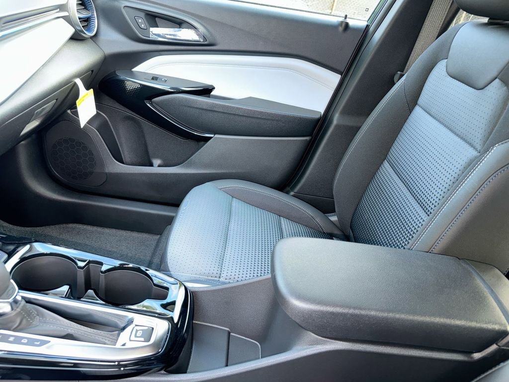 New 2026 Chevrolet Trax LT w/ LT Convenience Package FWD image 24