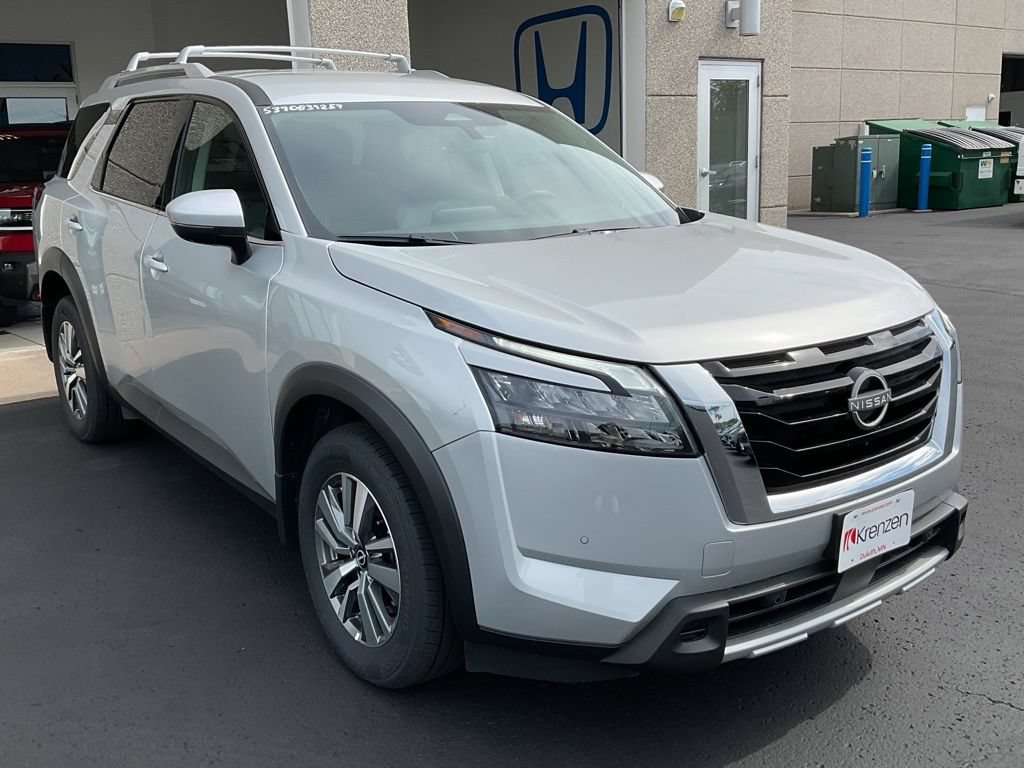 Used 2025 Nissan Pathfinder SL AWD/4WD image 3