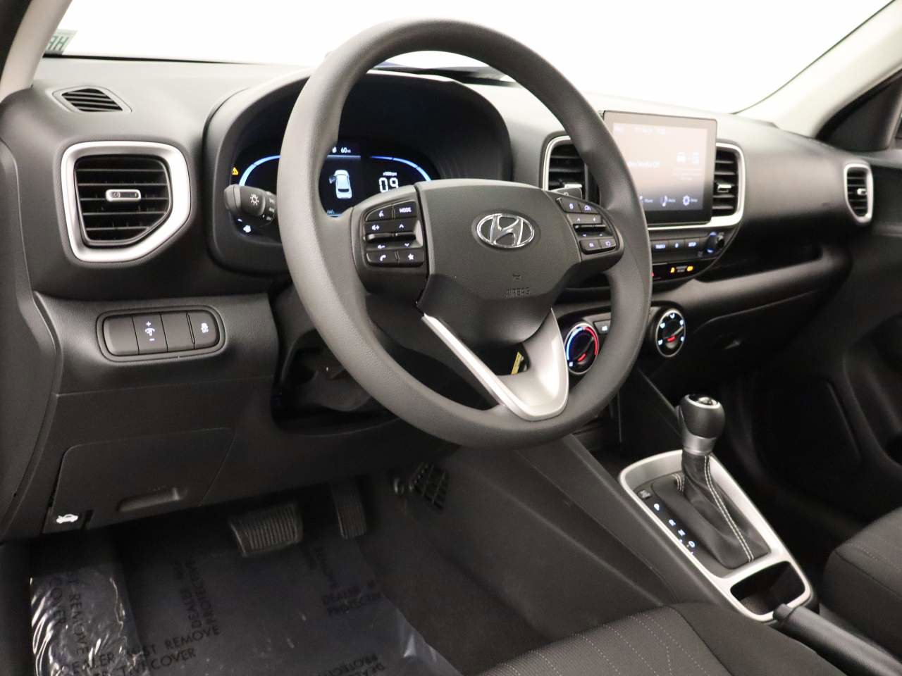 Used 2025 Hyundai Venue SE image 15