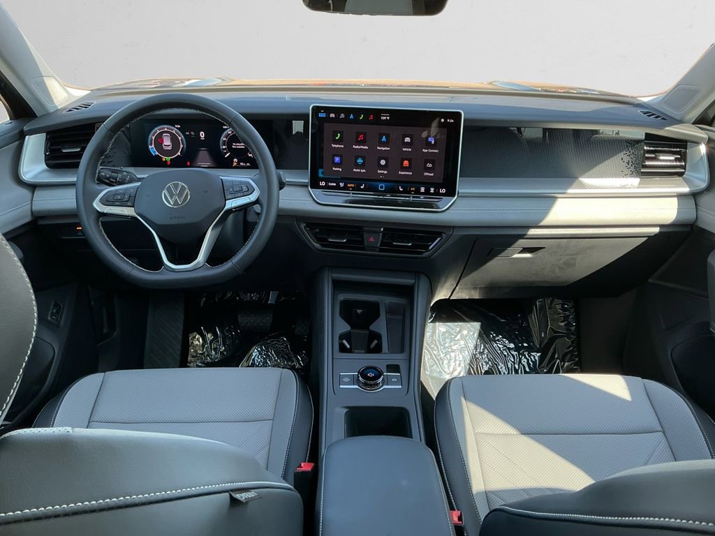 New 2025 Volkswagen Tiguan SE image 10