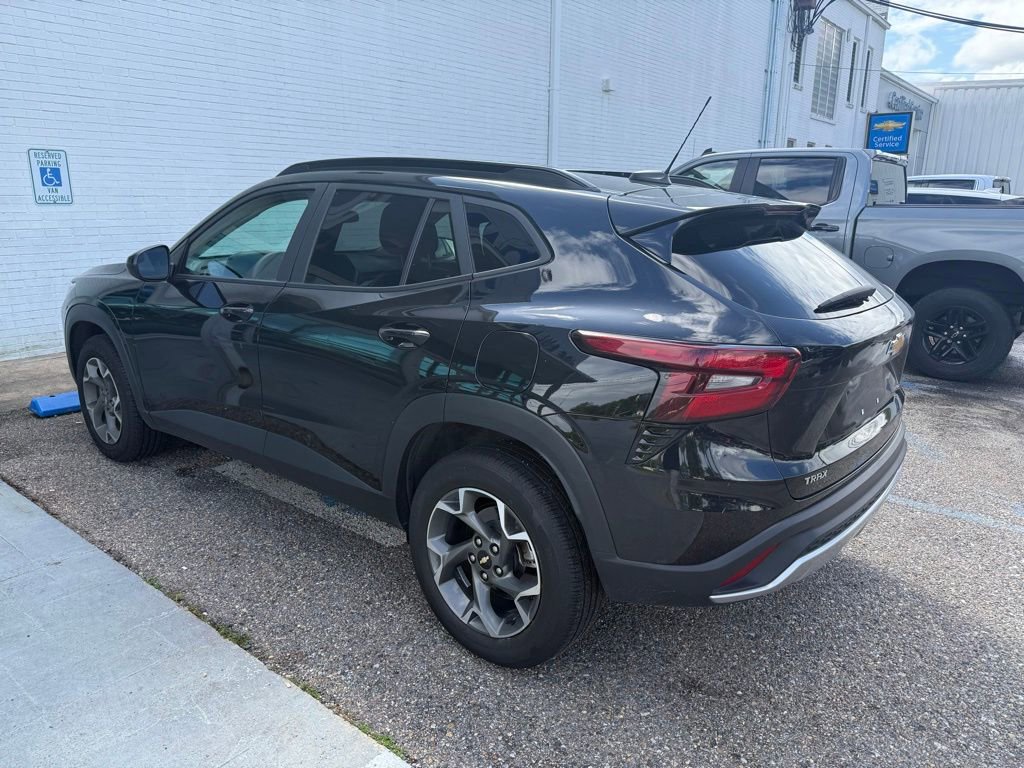 Used 2024 Chevrolet Trax LT FWD image 4