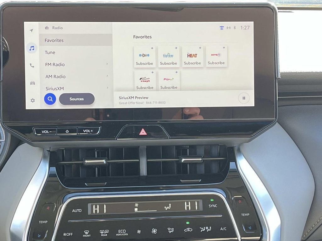 Used 2024 Toyota Venza XLE image 14