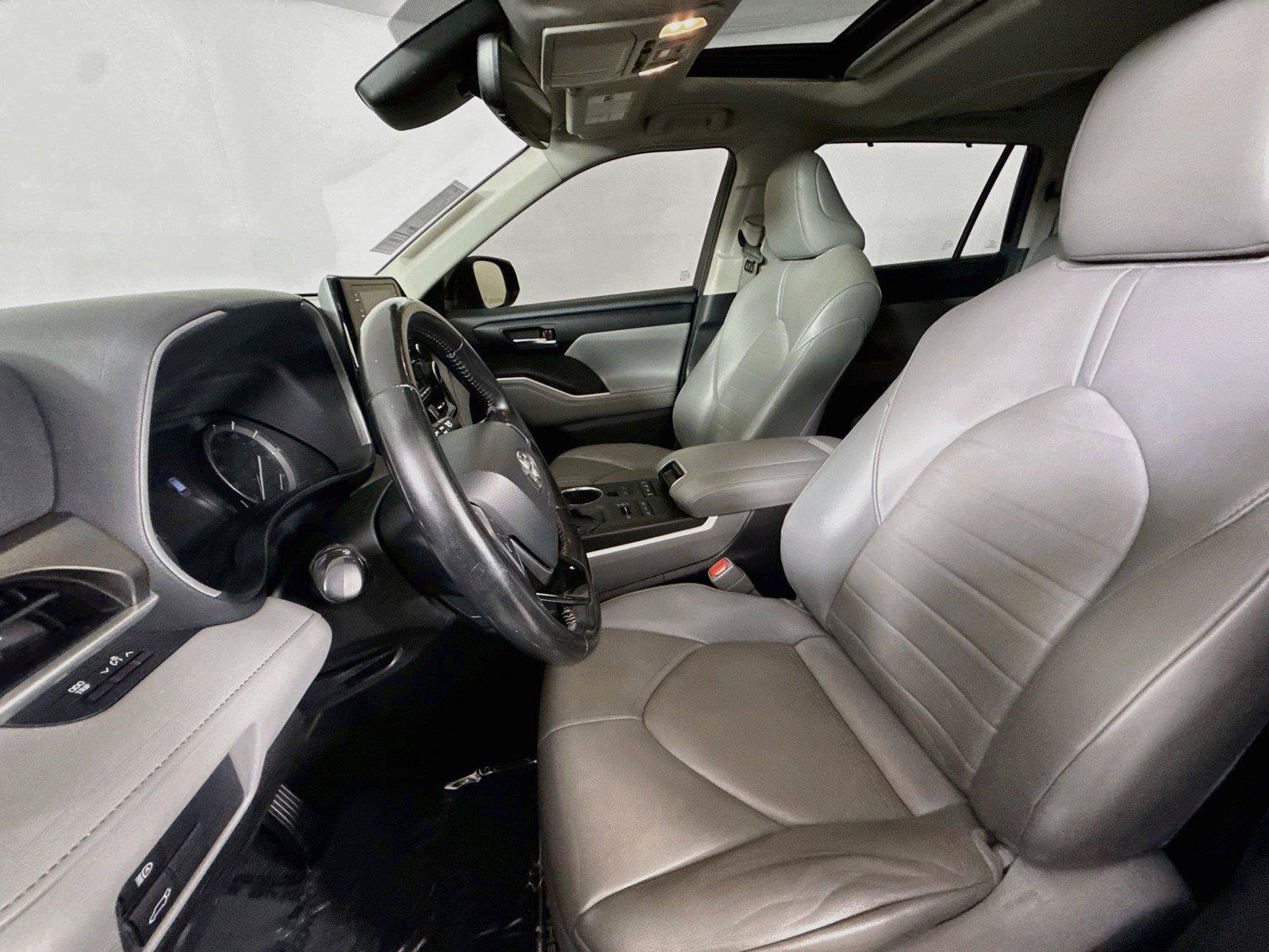 Used 2021 Toyota Highlander XLE AWD/4WD image 3