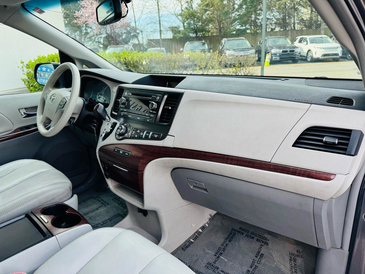 Used 2011 Toyota Sienna XLE image 27