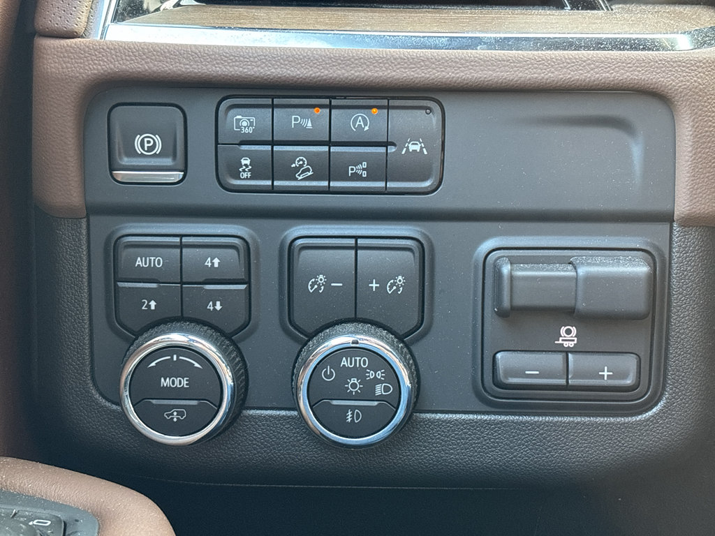 Used 2025 Chevrolet Suburban High Country AWD/4WD image 27