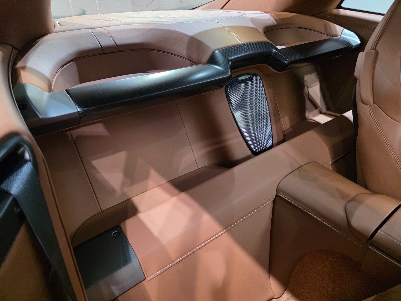 Used 2025 Aston Martin Vanquish RWD image 19