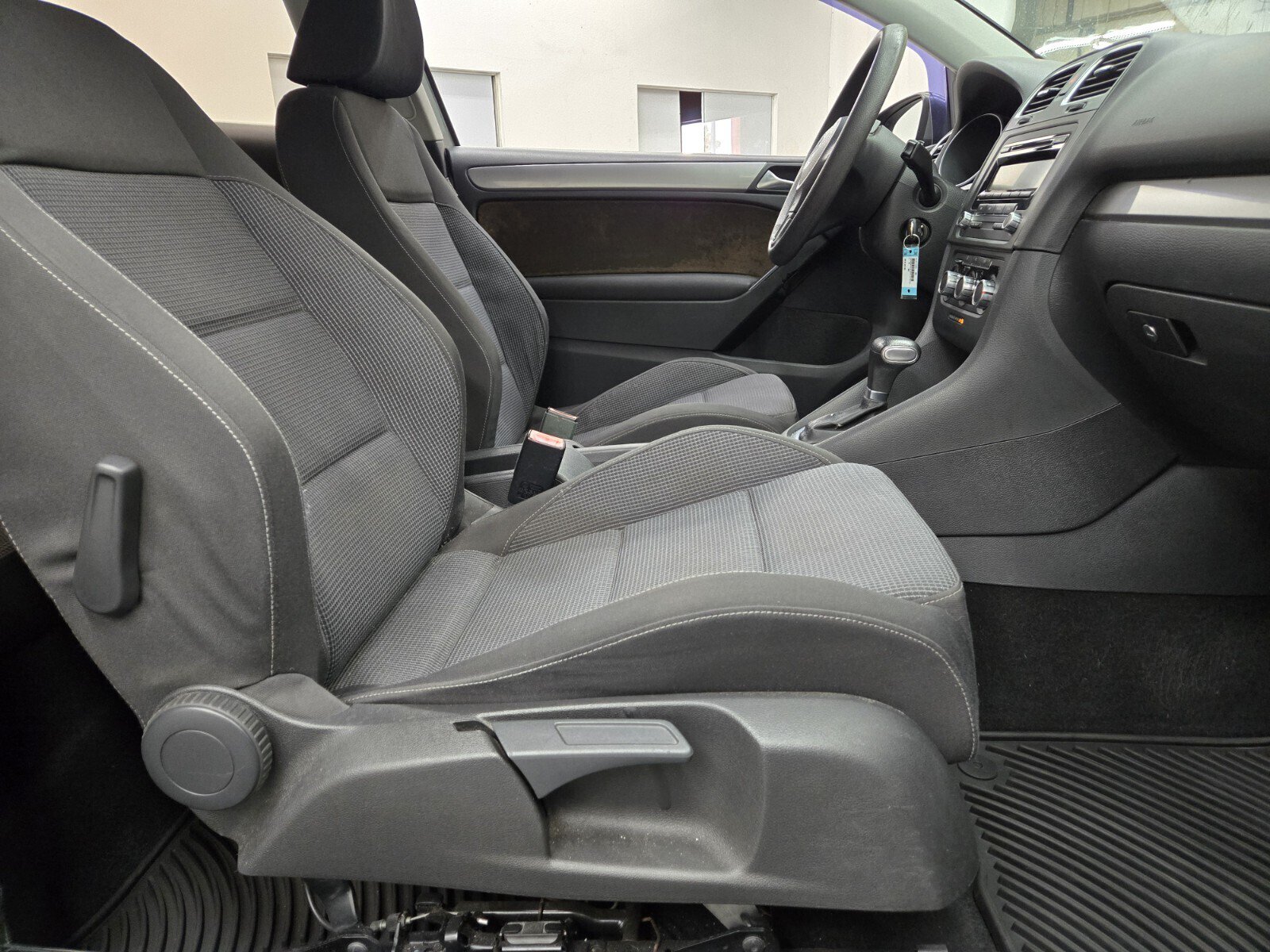 Used 2011 Volkswagen Golf 2-Door FWD image 10
