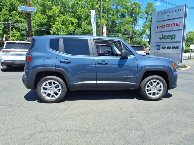 Used 2023 Jeep Renegade Latitude AWD/4WD image 2