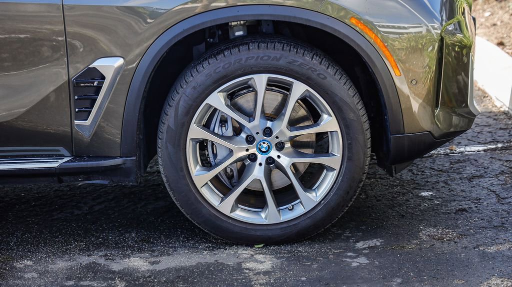 Used 2024 BMW X5 xDrive50e w/ Premium Package image 11
