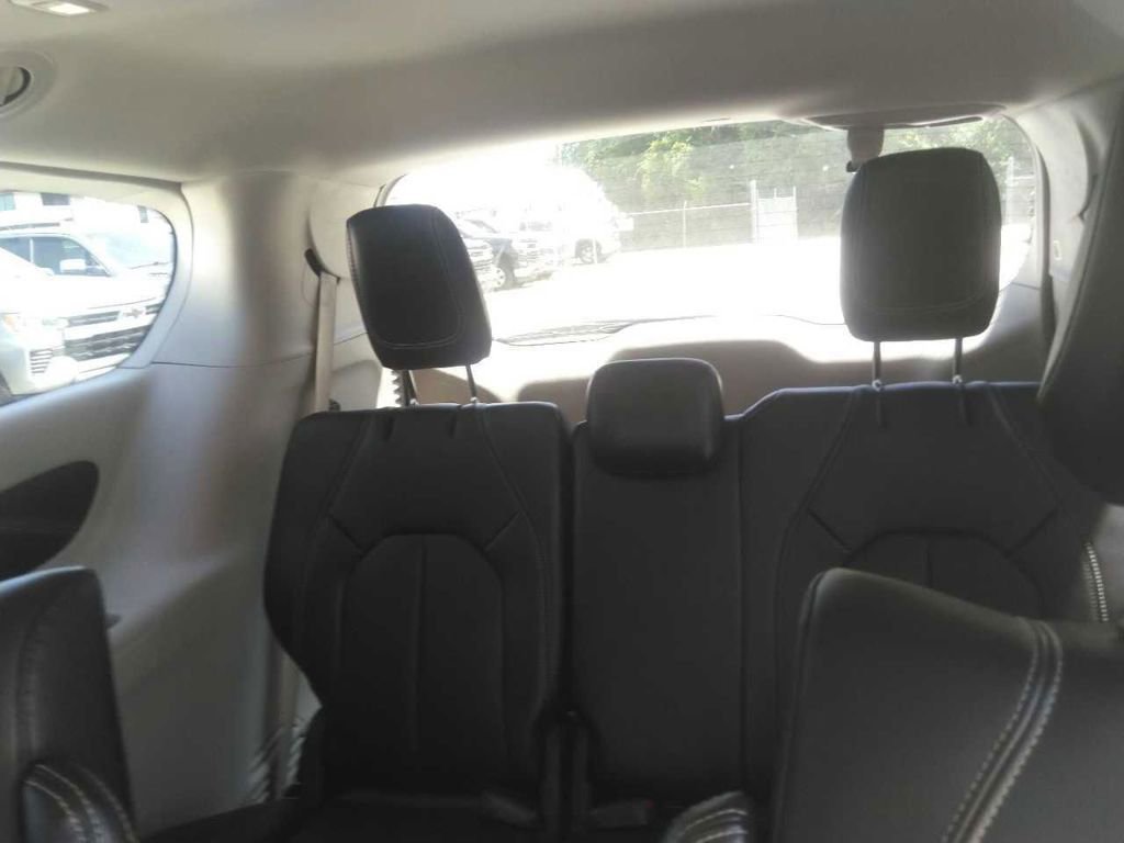 Used 2024 Chrysler Pacifica Limited FWD image 3