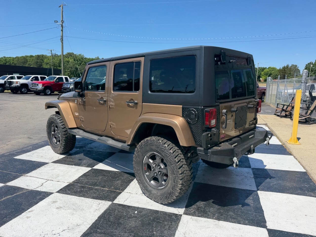 Used 2015 Jeep Wrangler Unlimited Sahara w/ Connectivity Group AWD/4WD image 8
