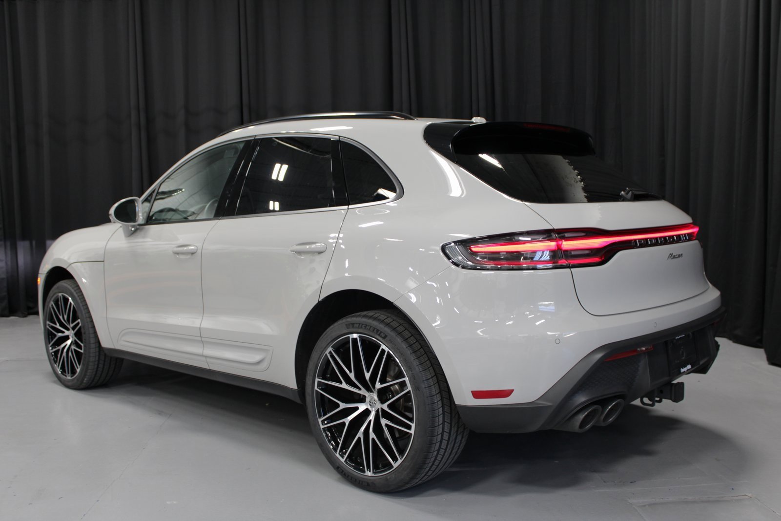 Used 2025 Porsche Macan image 3