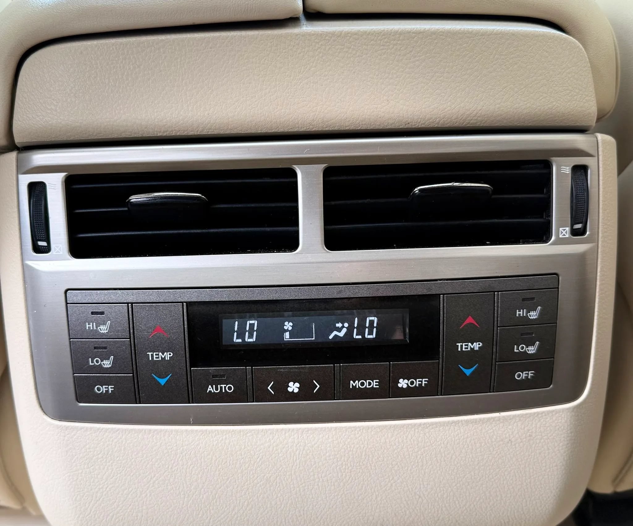Used 2013 Lexus LX 570 4WD image 36