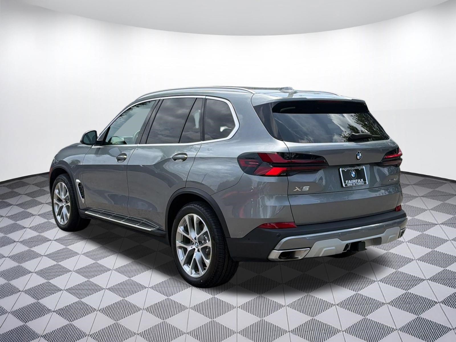 Used 2024 BMW X5 xDrive40i w/ Parking Assistance Package AWD/4WD image 3