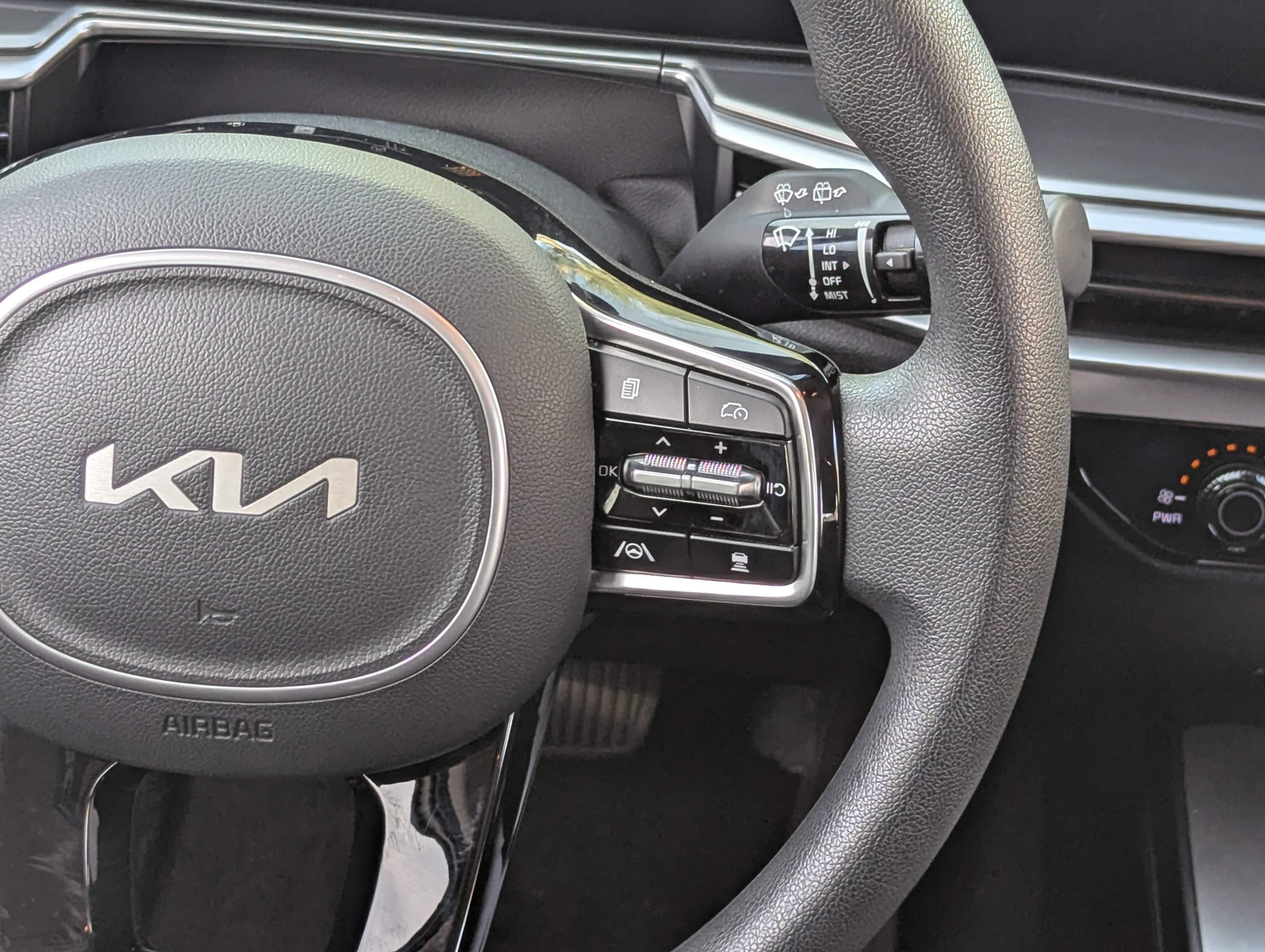 Certified 2025 Kia Sorento LX image 18