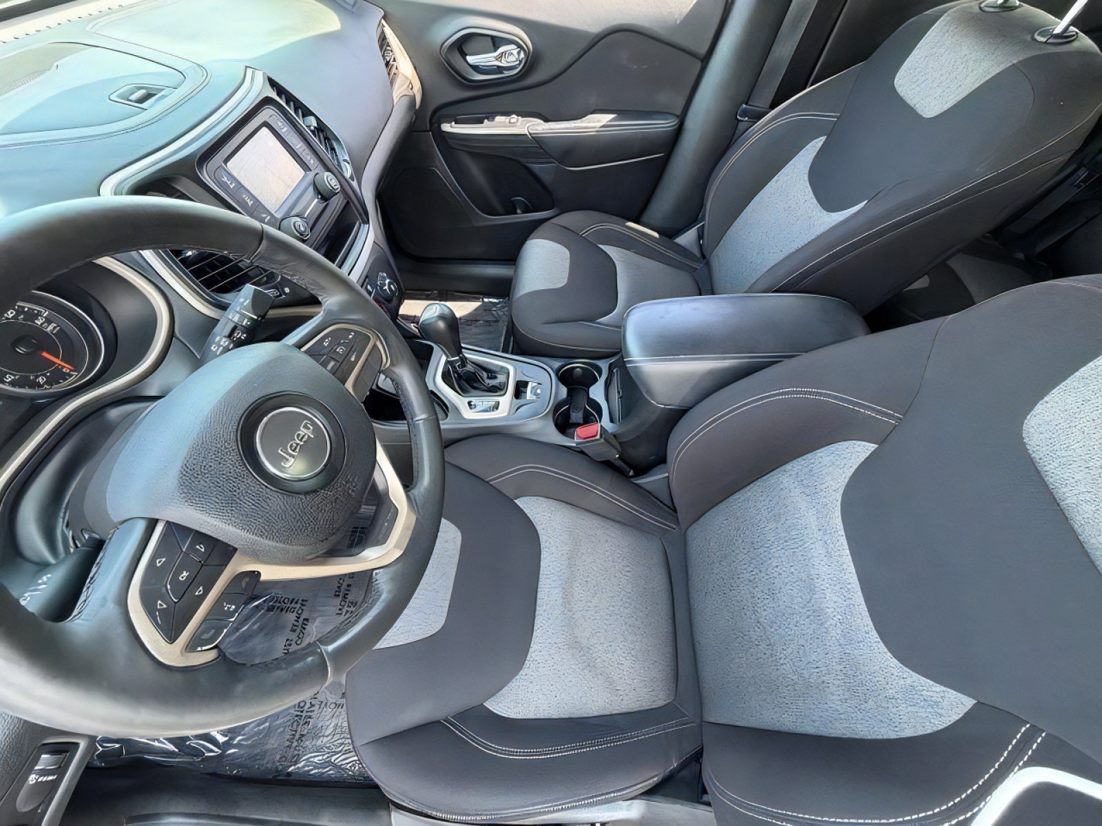 Used 2016 Jeep Cherokee Sport FWD image 13