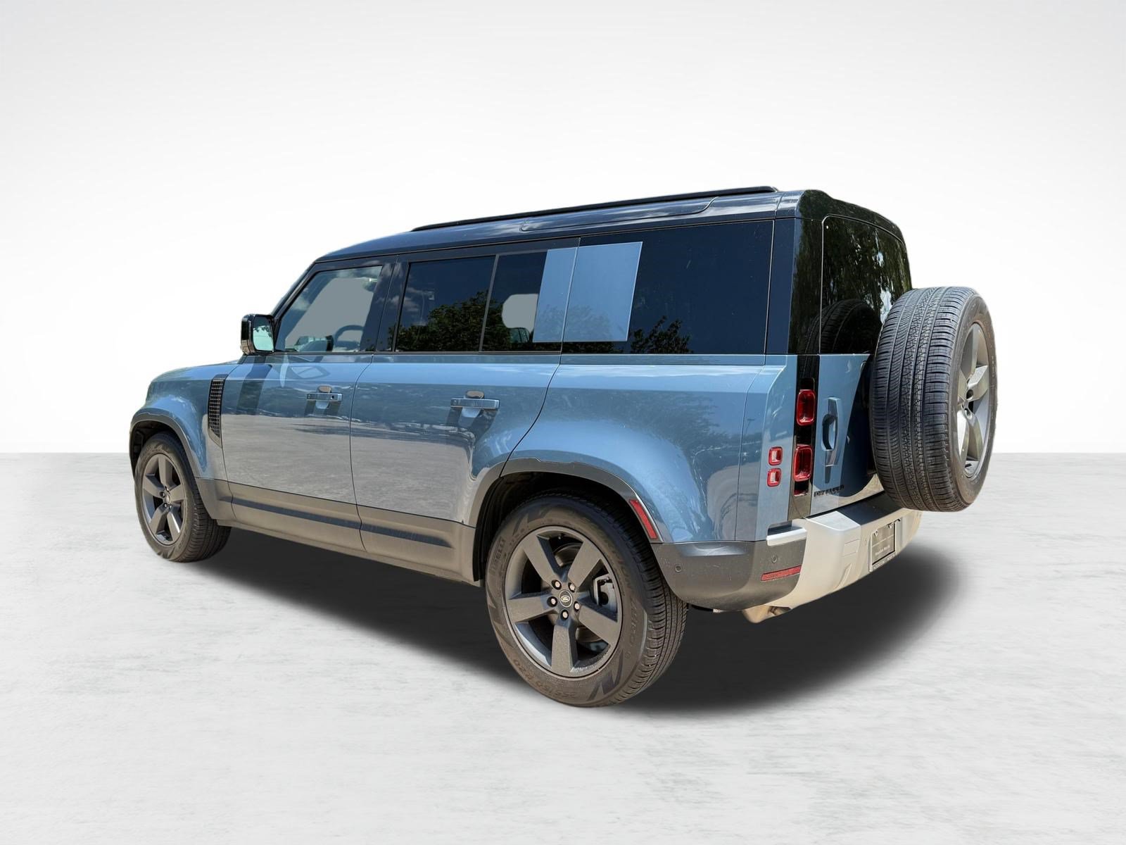 Used 2025 Land Rover Defender 110 S AWD/4WD image 3