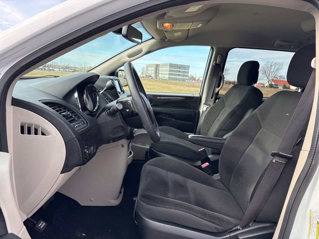 Used 2018 Dodge Grand Caravan SE w/ UConnect Hands-Free Group image 15