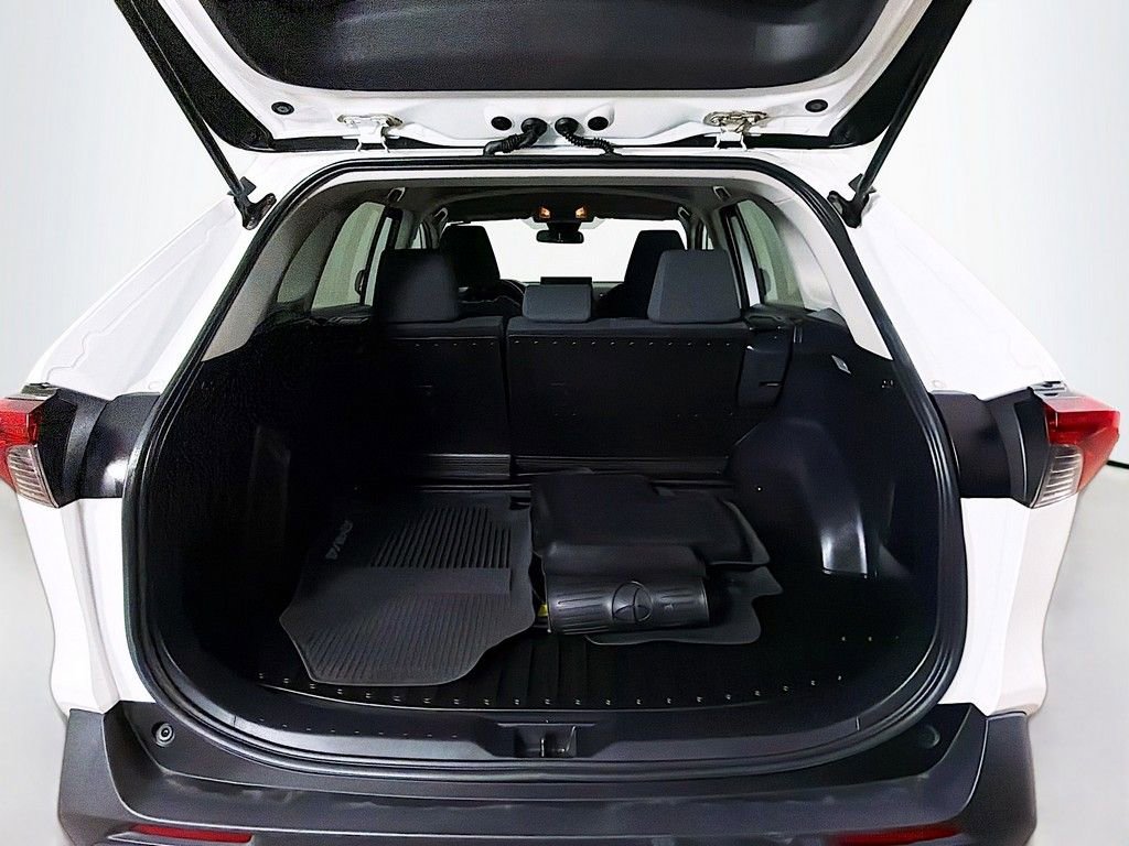 Used 2020 Toyota RAV4 LE image 12