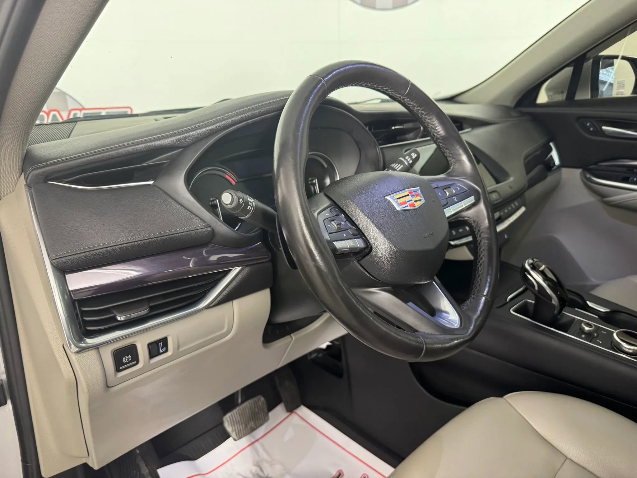 Used 2021 Cadillac XT4 Luxury w/ LPO, Onyx Sport Package AWD/4WD image 10
