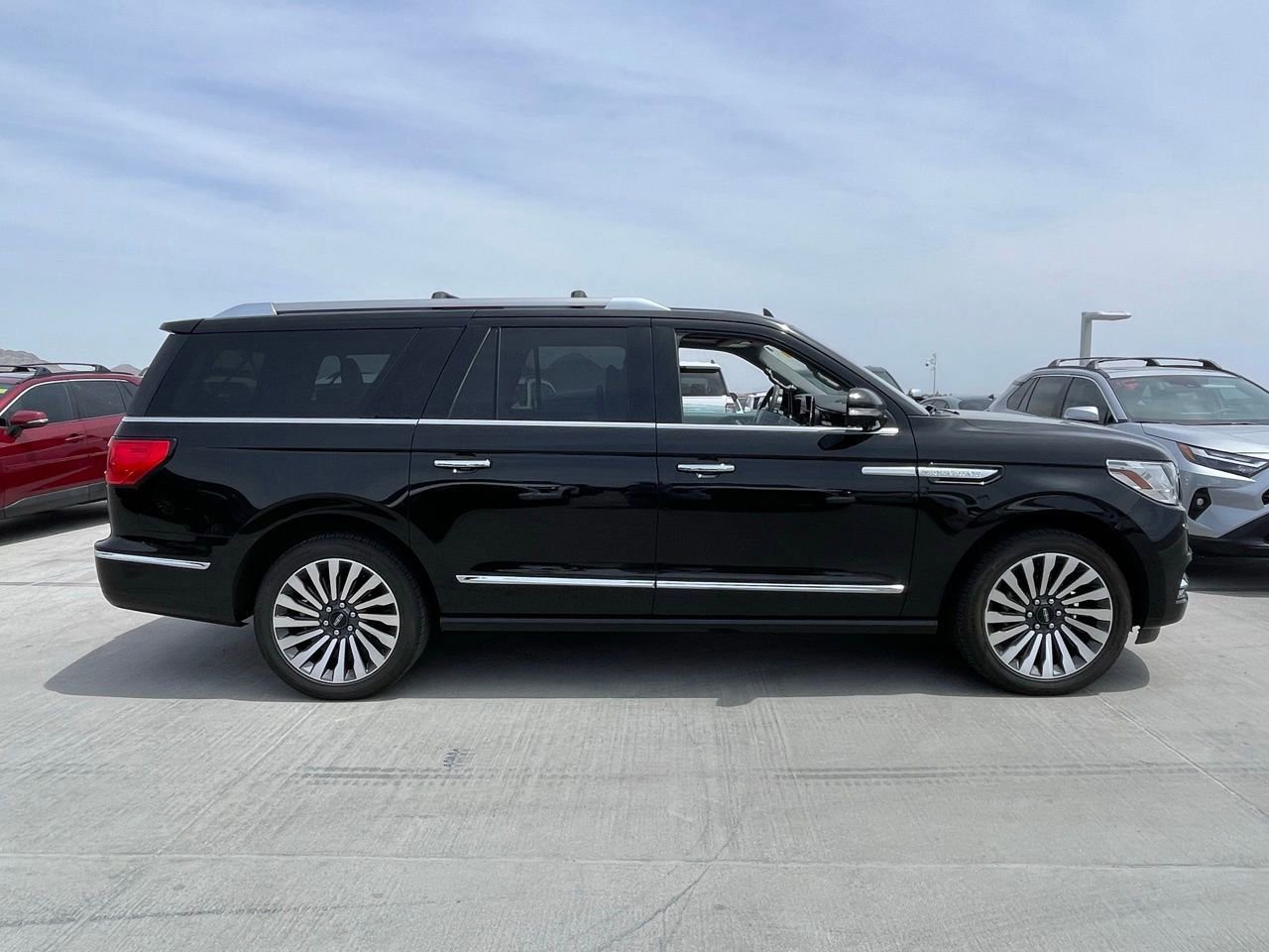 Used 2018 Lincoln Navigator L Reserve w/ Technology Package AWD/4WD image 3