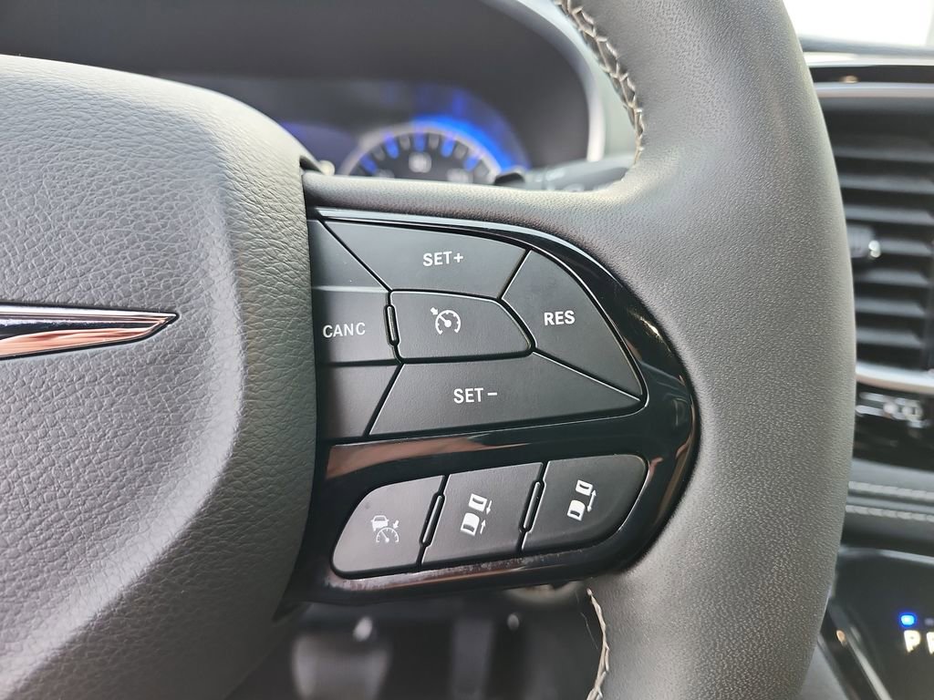 Used 2025 Chrysler Pacifica Limited FWD image 23
