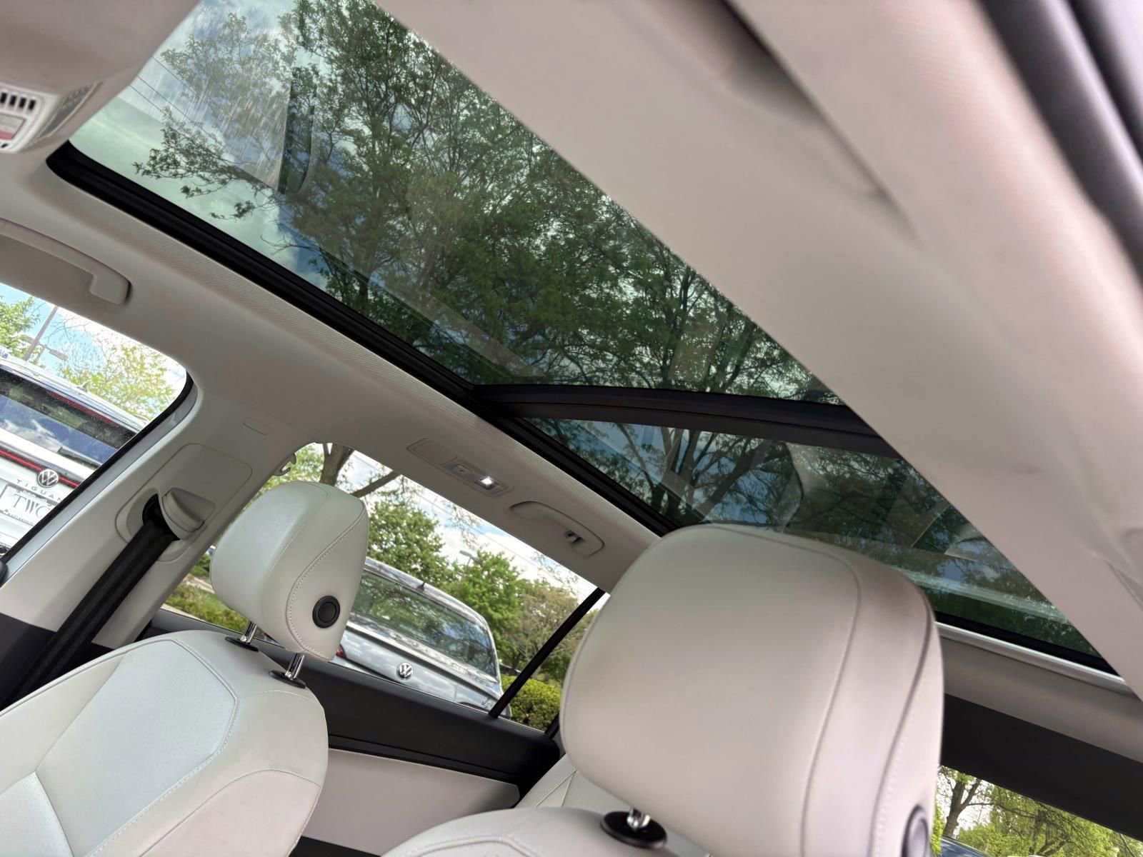 Used 2018 Volkswagen Tiguan SE w/ Panoramic Sunroof Package image 25