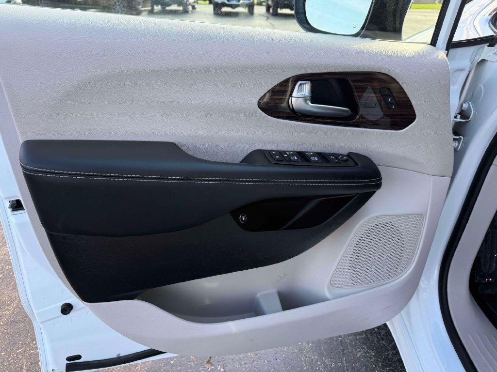 Used 2023 Chrysler Pacifica Limited FWD image 15
