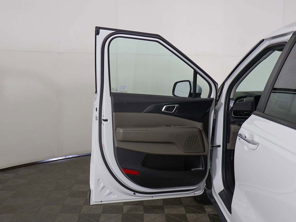 Used 2025 Kia Carnival FWD image 19