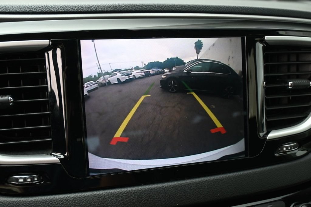 Used 2020 Chrysler Pacifica Touring w/ Tire & Wheel Group FWD image 11
