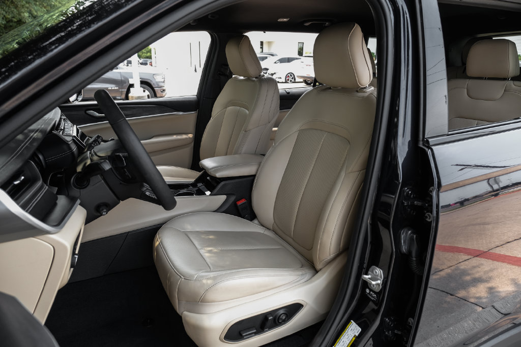 Used 2023 Jeep Grand Cherokee L Limited w/ Luxury Tech Group II AWD/4WD image 8
