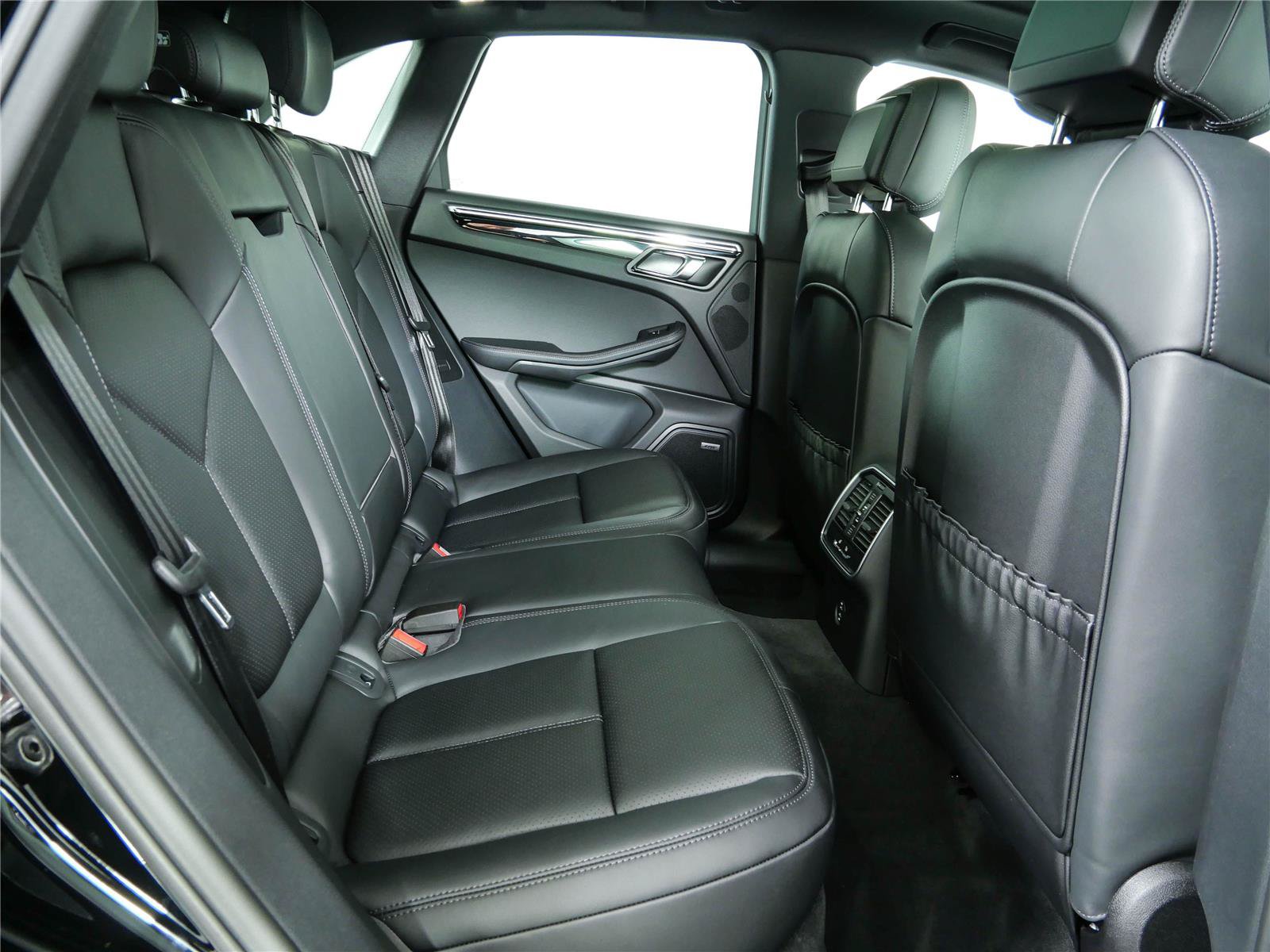 Certified 2026 Porsche Macan Turbo AWD/4WD image 24