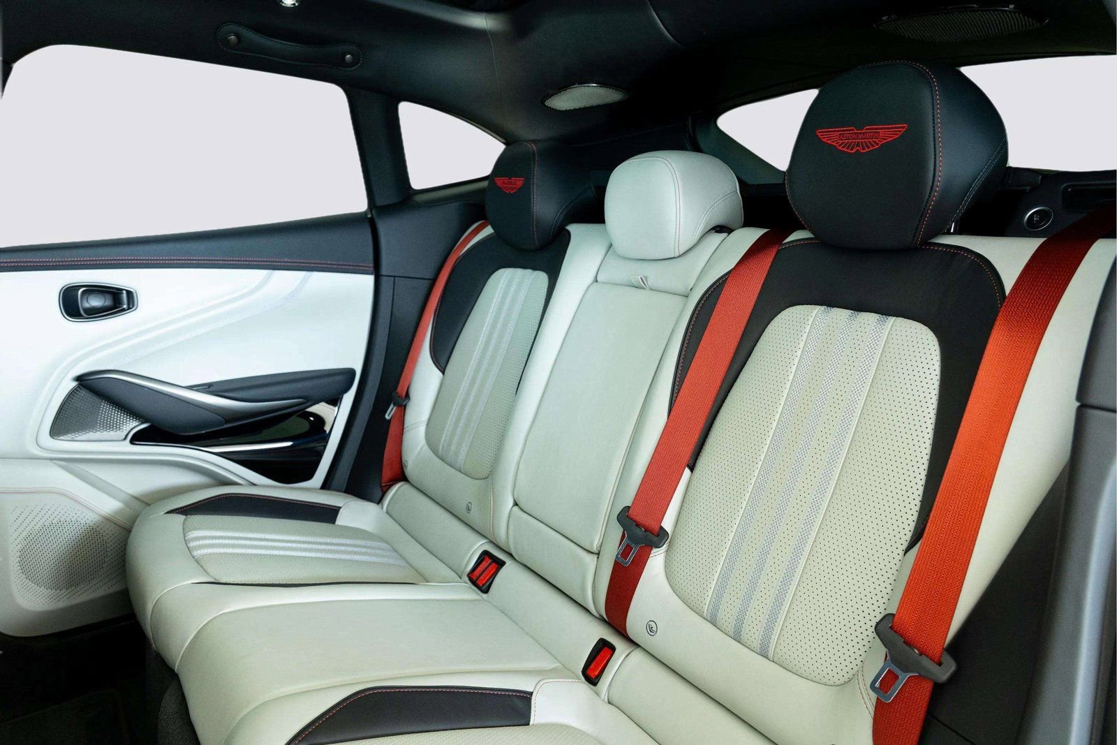 Used 2025 Aston Martin DBX 707 image 40
