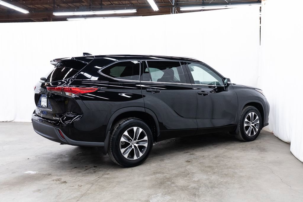 Used 2021 Toyota Highlander XLE image 6