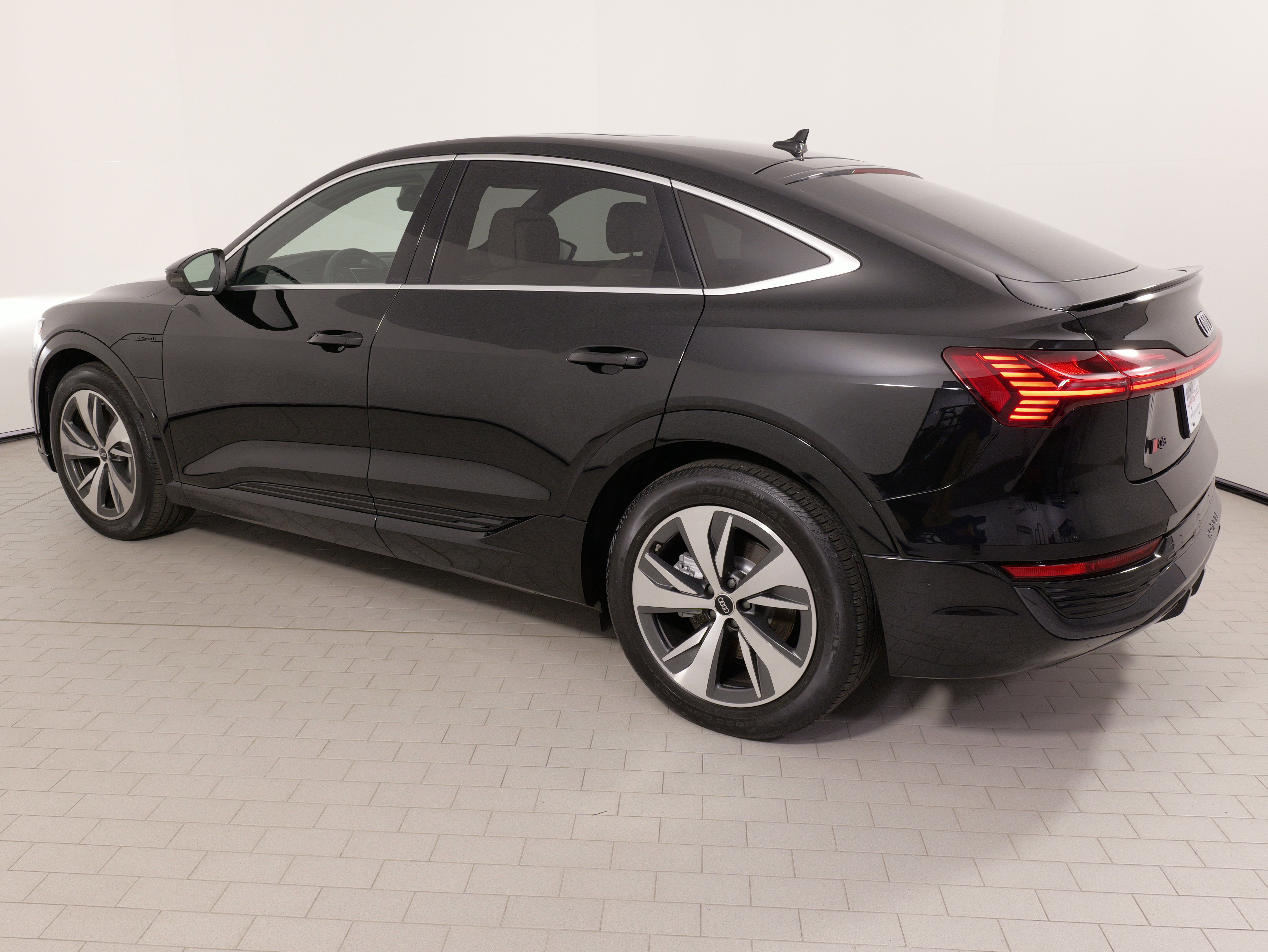 Used 2024 Audi Q8 e-tron Premium Plus w/ Premium Plus Package image 15