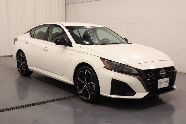 Used 2024 Nissan Altima 2.5 SR image 2