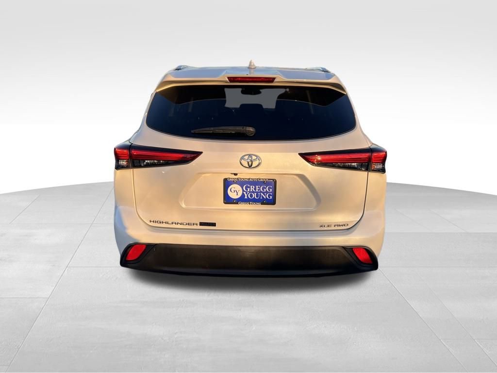 Used 2021 Toyota Highlander XLE image 4