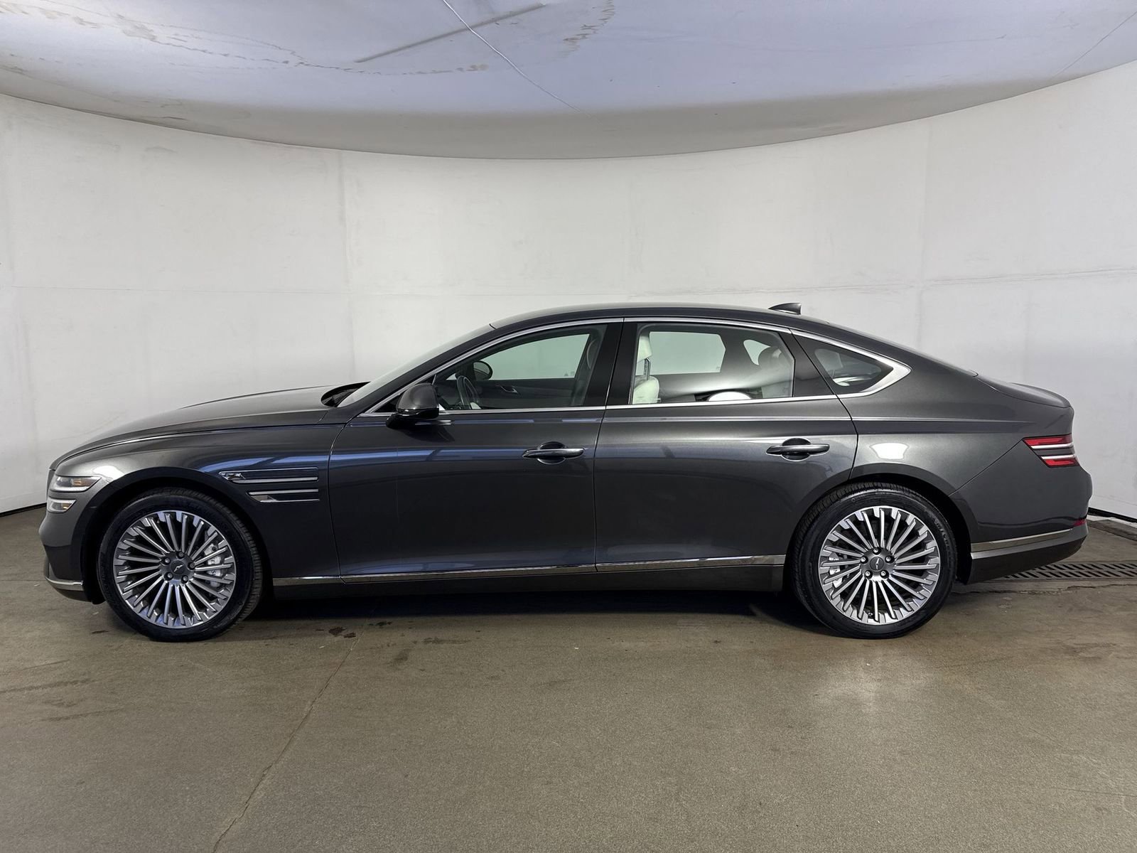 Used 2024 Genesis G80 image 28