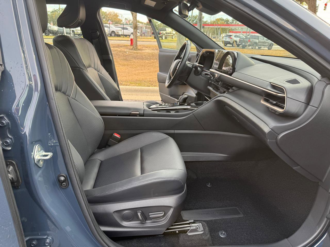 Used 2025 Toyota Crown XLE AWD/4WD image 17