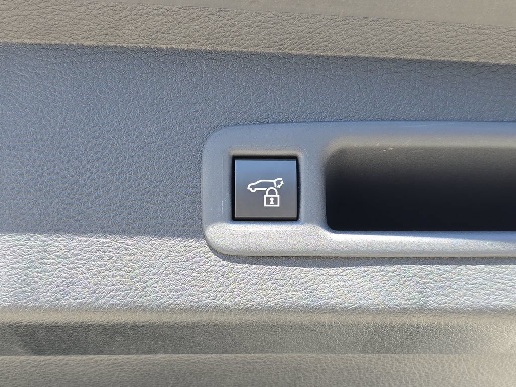 Used 2025 Toyota Sienna Platinum AWD/4WD image 16