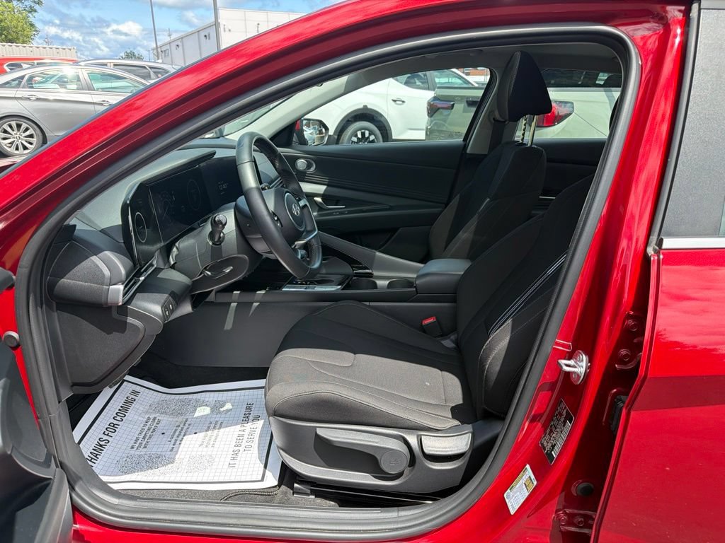 Used 2025 Hyundai Elantra SEL FWD image 13