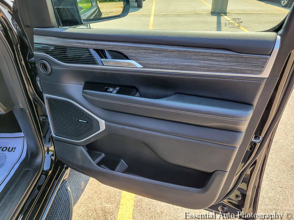 Used 2024 Jeep Wagoneer Series III AWD/4WD image 32