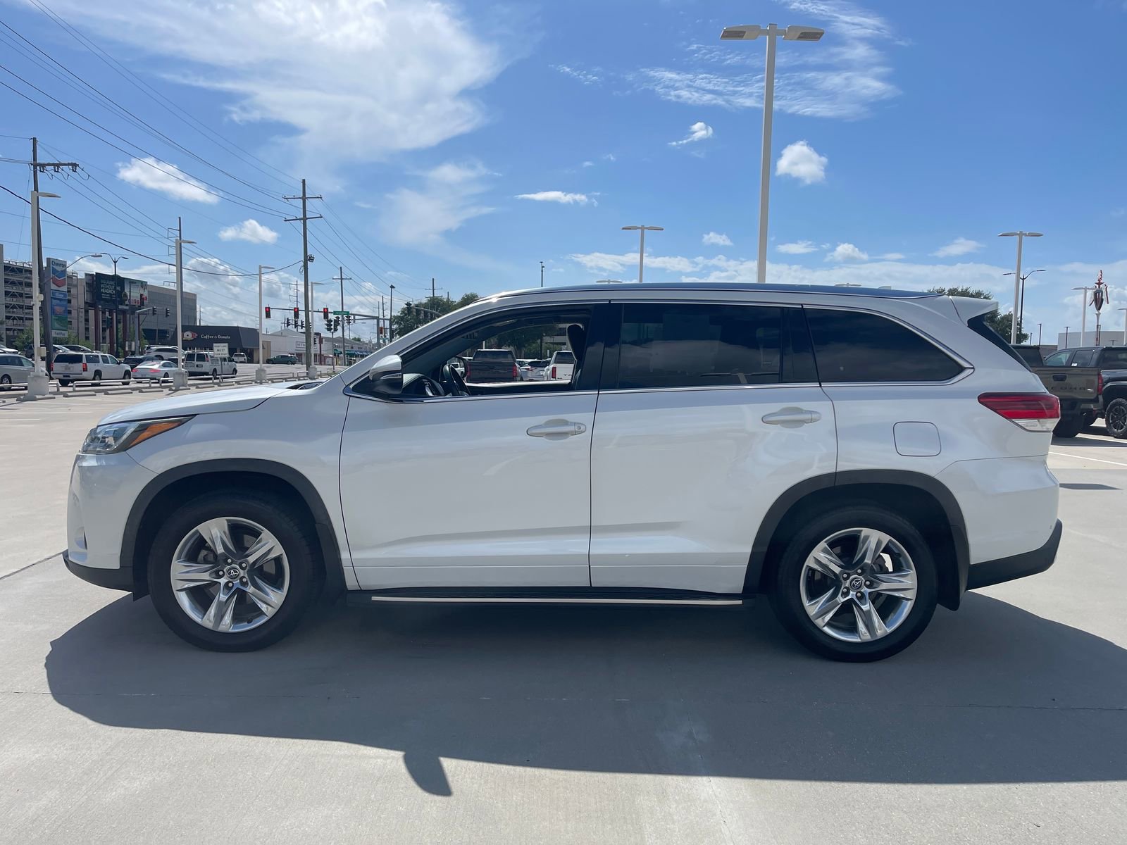 Used 2019 Toyota Highlander Limited FWD image 2